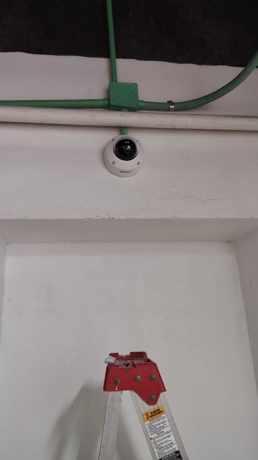 Cámara IP con ductería ordenada