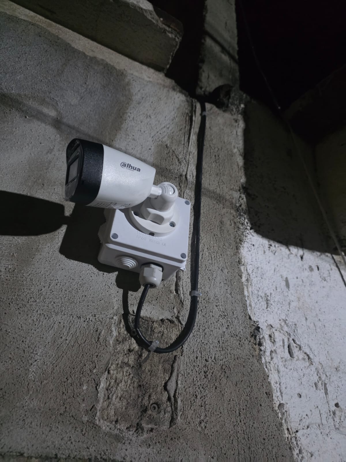 Cámara analógica de seguridad instalada por Garmonta