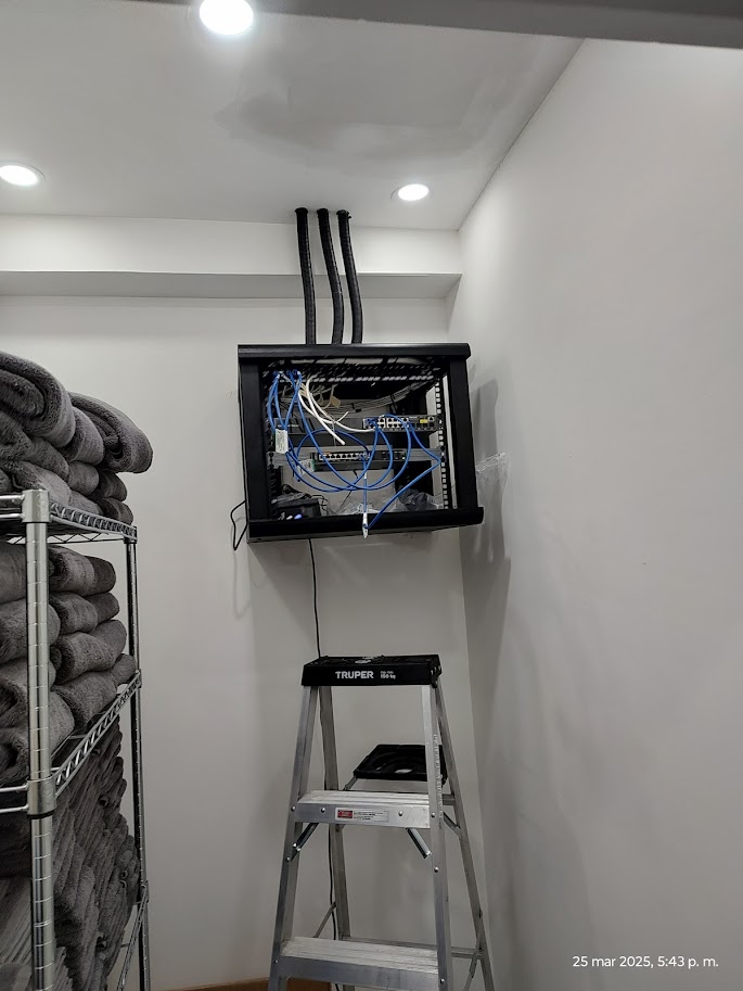 Rack antes de organizar el cableado