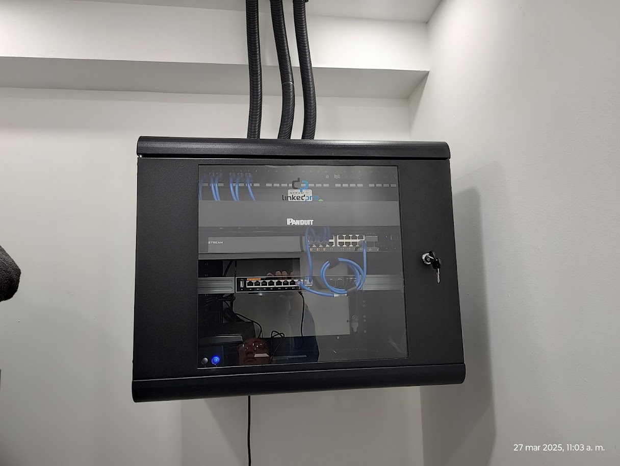 Rack después de organizar el cableado