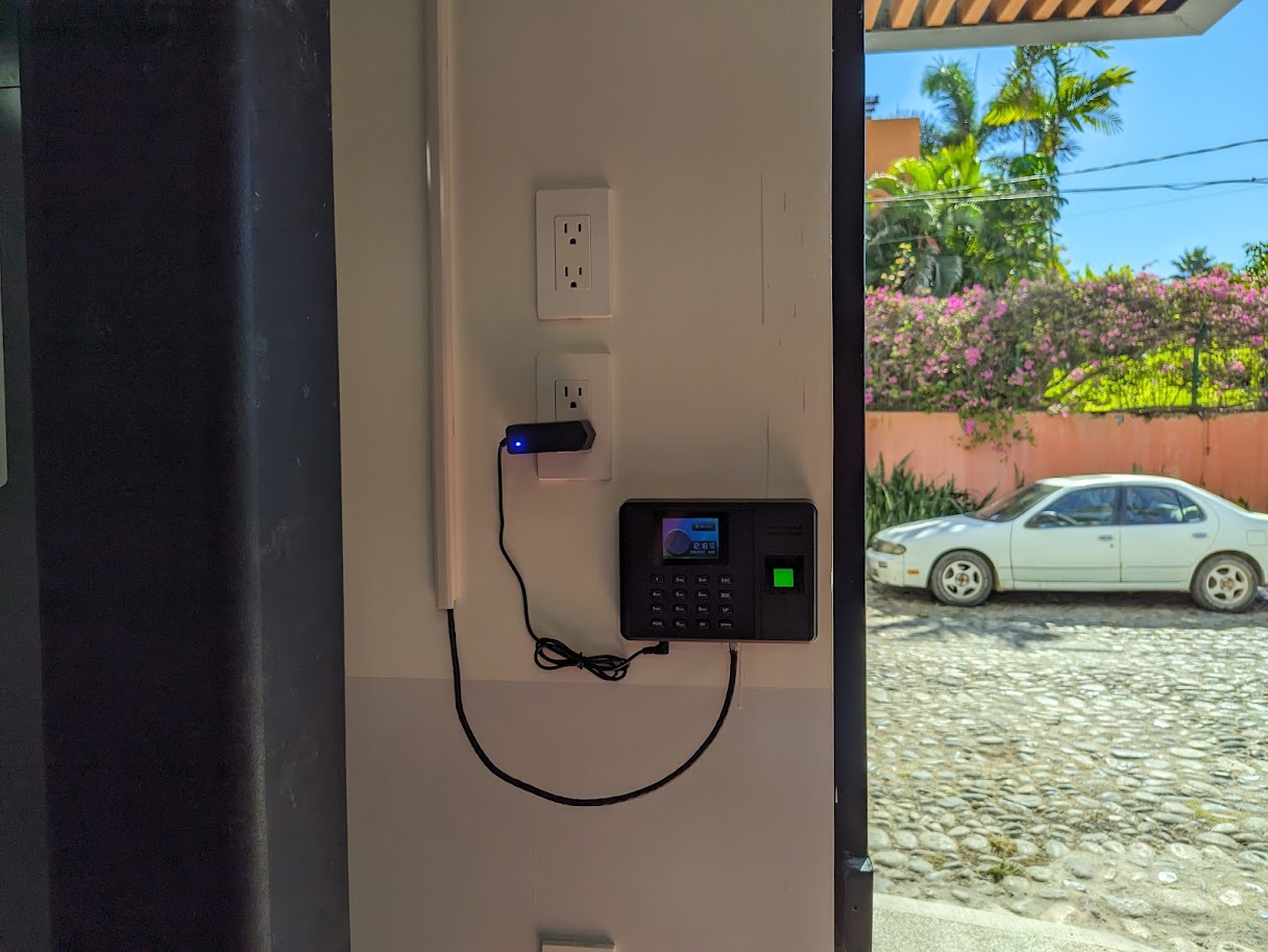 Reloj checador y control de asistencia